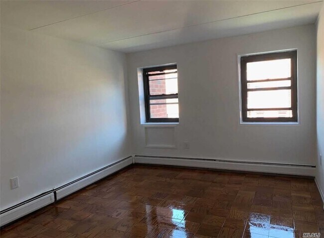 Foto del edificio - 100 Clinton Ave