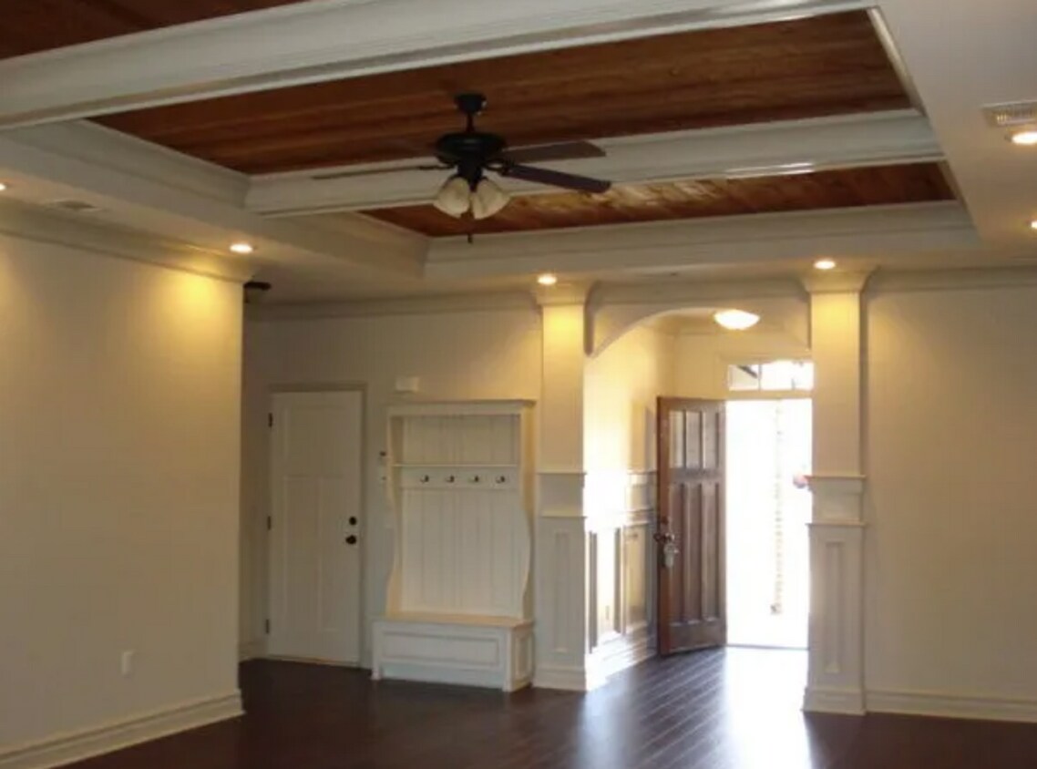 Foto del edificio - Spacious 4-Bedroom Home with Fenced Yard N...