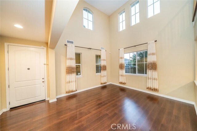 Foto del edificio - 8243 Fall Creek Dr