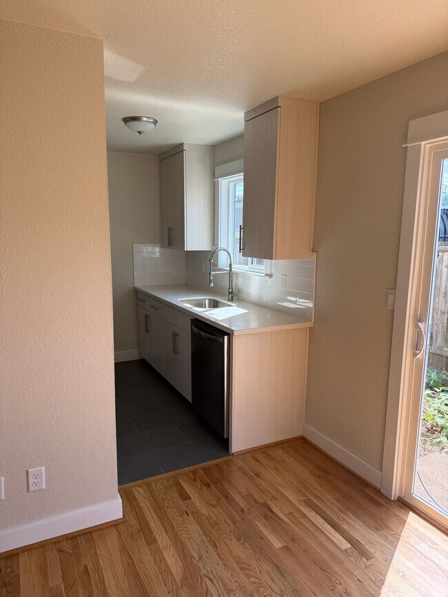 Foto del edificio - New Remodel 3BD 1100 SF-Faux floors-Quartz...