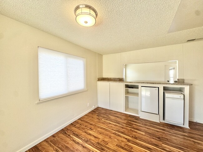 Foto del edificio - Beautiful 3 bedroom 2 bathroom single story!