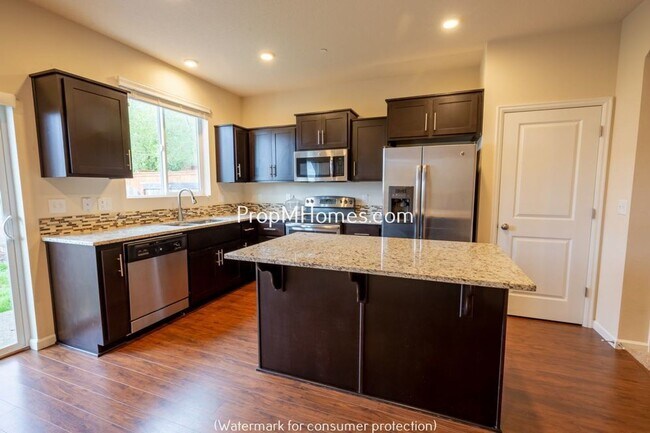 Foto del edificio - Lovely Three Bedroom Townhome In Happy Valley - End Unit!