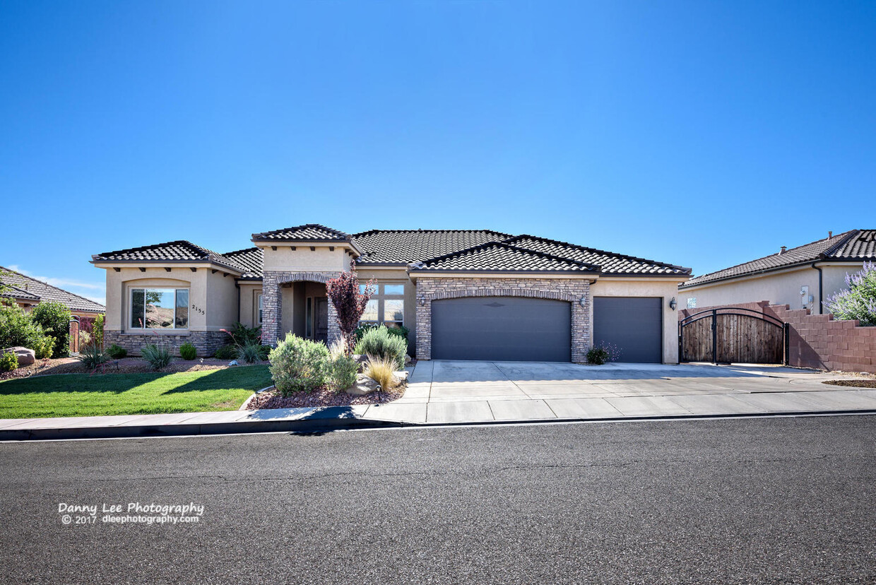 Primary Photo - Beautiful Tonaquint Home