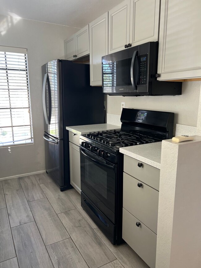 Building Photo - 1-bedroom condo - great location in Mira Mesa!