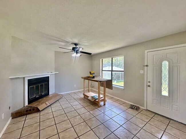 Foto del edificio - Available Now! Newly Updated 3 Bedroom 2 B...