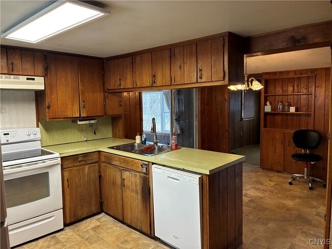 Building Photo - 7470 Perry Rd