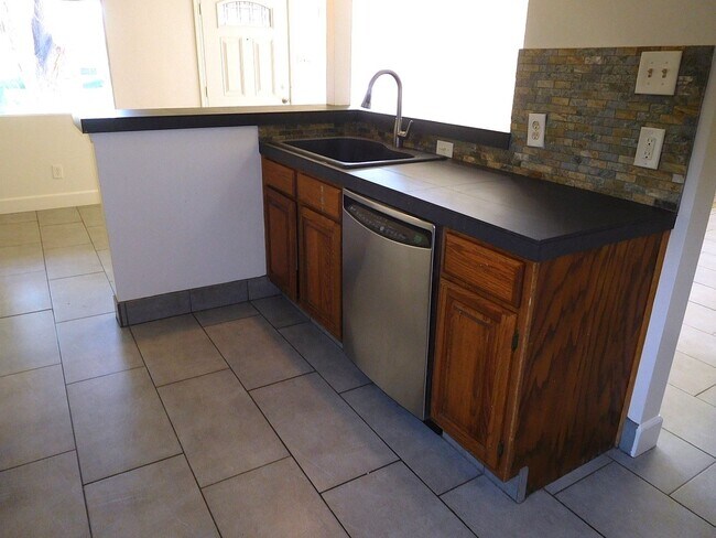 Foto del edificio - UNR friendly 3 Bedroom , 1 Bath close to campus