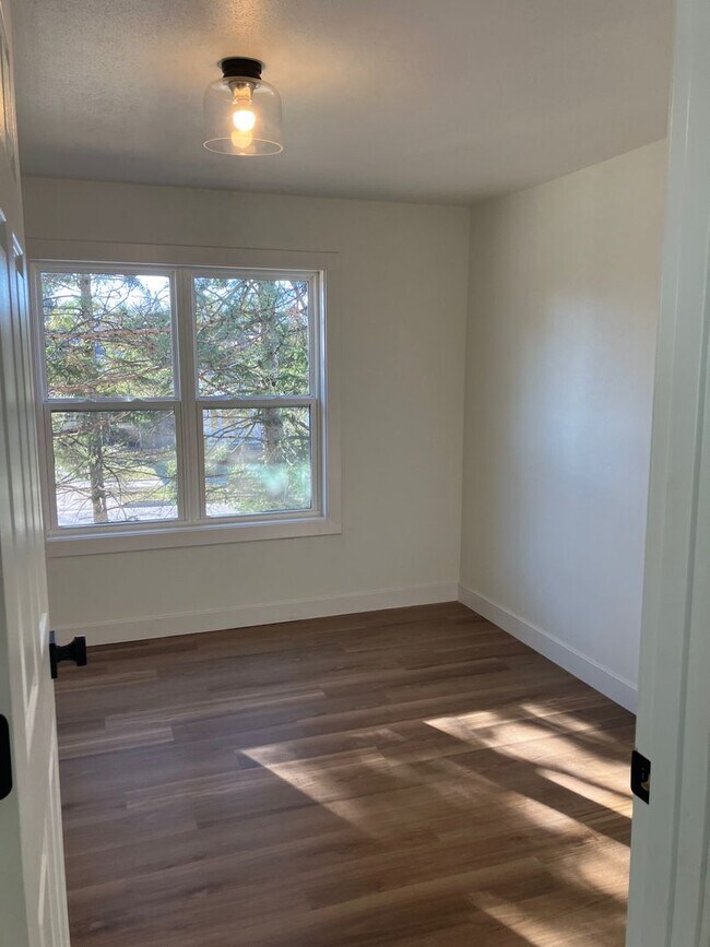 Building Photo - 1006 E 9th St