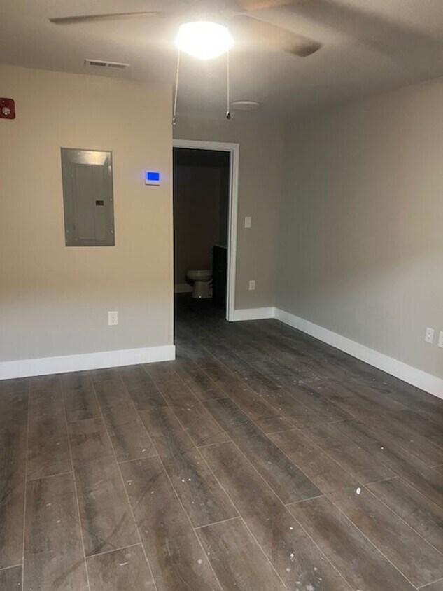 Foto del edificio - 1 Bedroom/1 Bath Newly Renovated Apartment for Lease