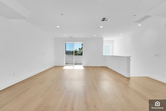 Building Photo - 894 Marina Way S