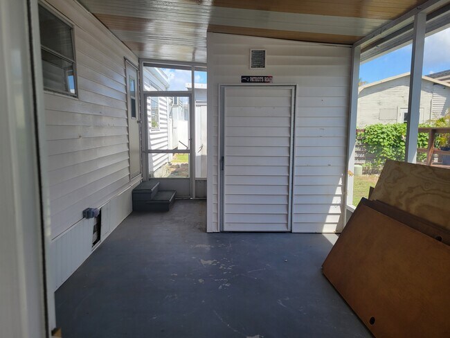 Mucho espacio de almacenamiento - 9065 48th Ave N