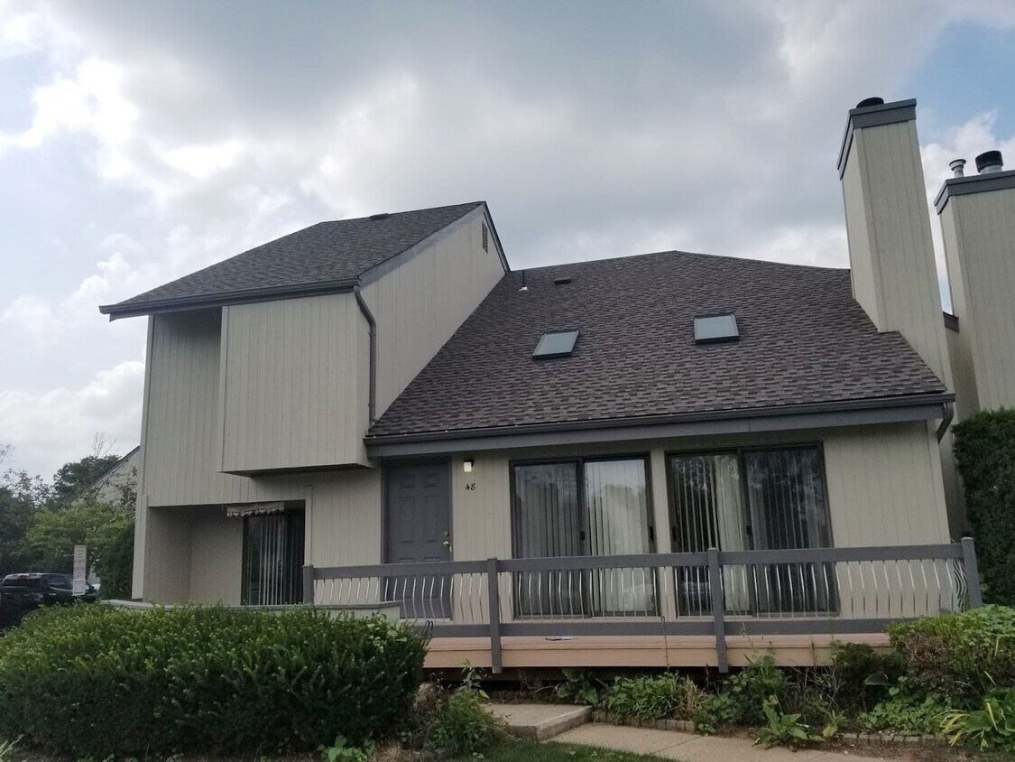 Foto principal - Lots of amenities, spacious end-unit townh...