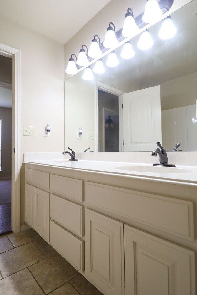 Foto del edificio - Spacious 4 bedroom 3 bathroom home In Sand...