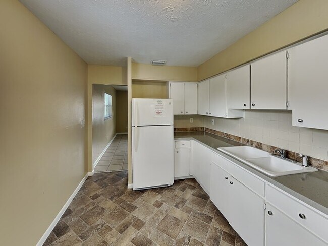 Building Photo - MOVE IN SPECIAL!!! 3/2 Home
