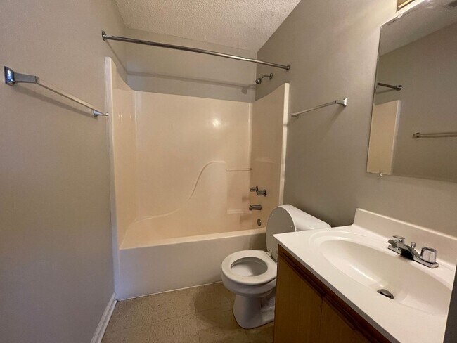 Building Photo - Nice 2 bedroom, 2 bath duplex