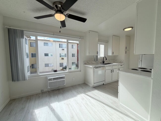 Building Photo - Western Serrano Ave Apartments