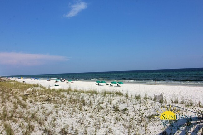 Foto del edificio - Charming Two-Story Townhome Near the Beach!