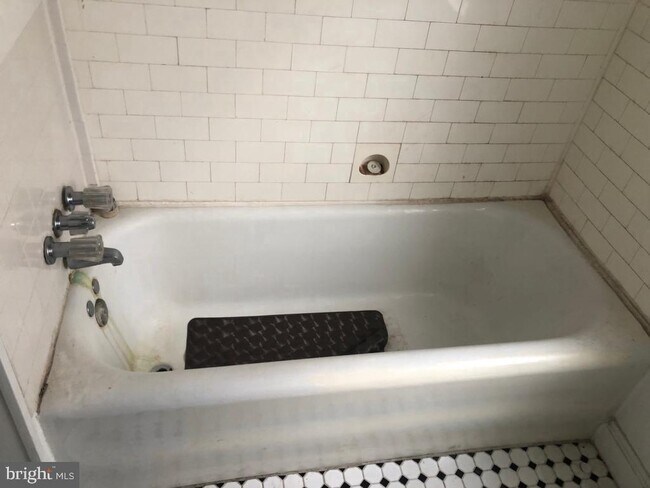 Foto del edificio - 5105 E Roosevelt Blvd