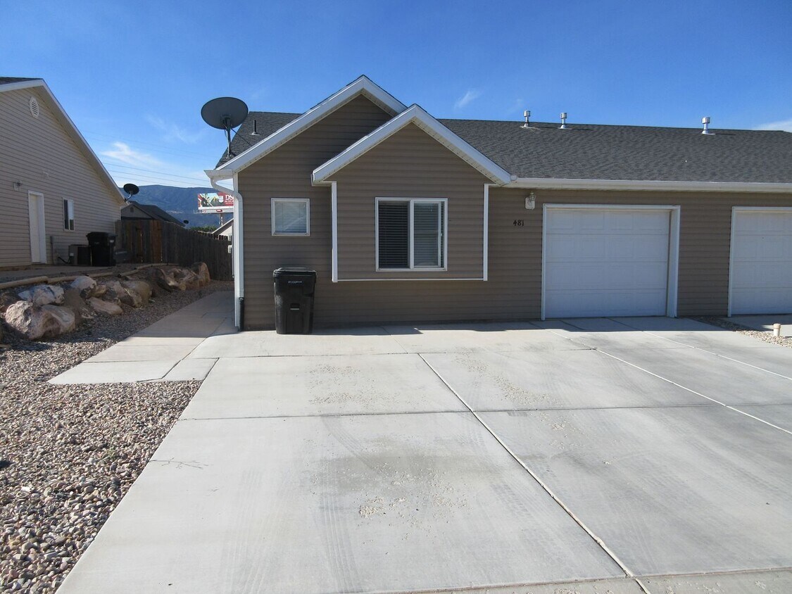 Foto principal - 3 bedroom, 2 bathroom twin home in Cedar W...