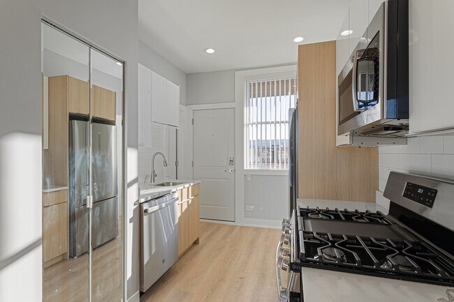 Building Photo - 7421 N Clark St