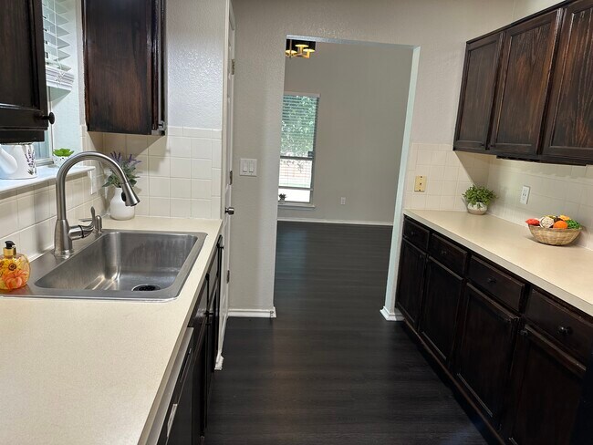 Building Photo - 900 Hollow Trail Ct