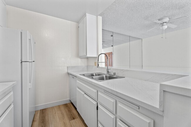 Foto del edificio - Top-Floor 1-Bedroom Condo with Vaulted Cei...