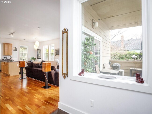 Foto del edificio - NorthWest/Nob Hill Condo 3Bd/2Ba ~ Washer/Dryer In Unit, Assigned Covered Parking,  Close to Shop...