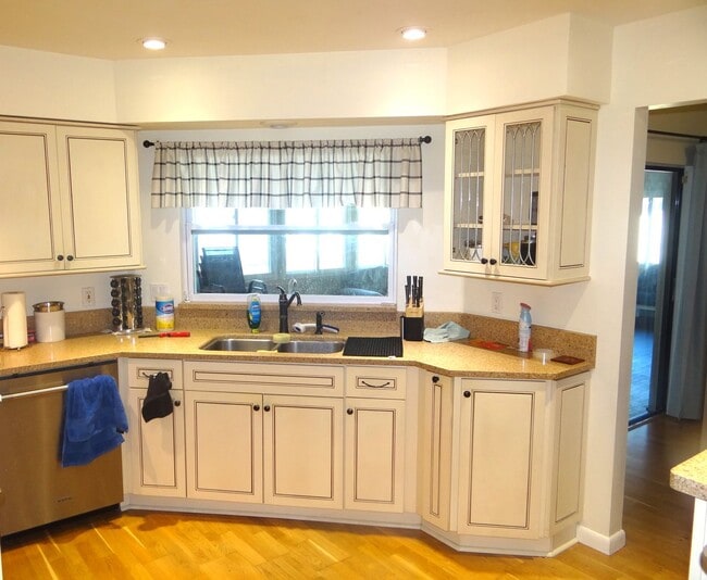 Building Photo - 2 bedrooms for rent in this single family home.