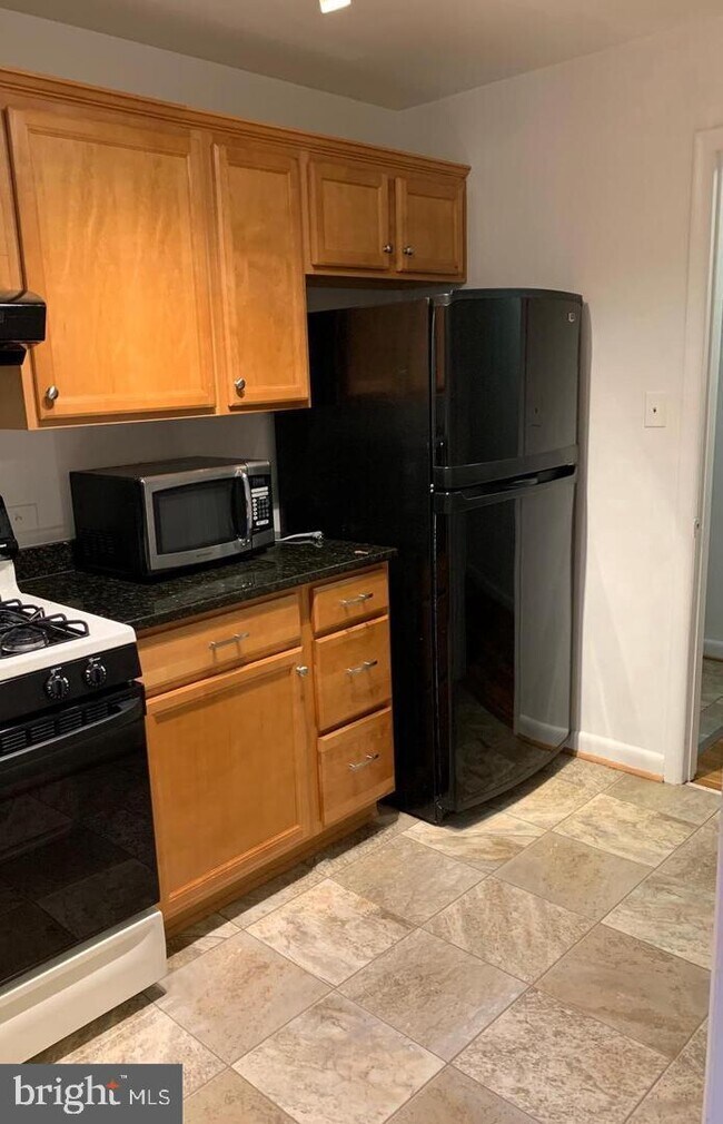 Foto del edificio - 10508 Montrose Ave