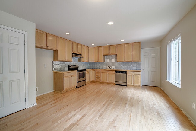 Building Photo - Bright and Sunny Two Story Monroe Three Be...