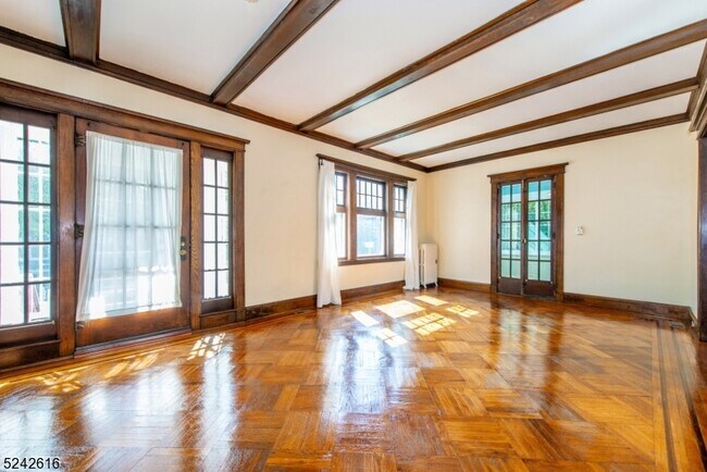 Building Photo - 46 Essex Ave