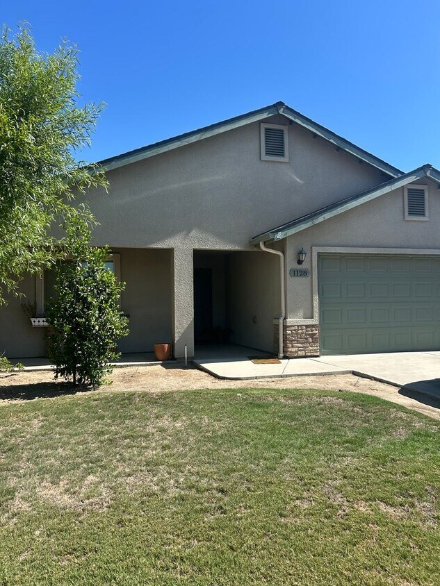 Foto principal - 3 bed 2 bath home
