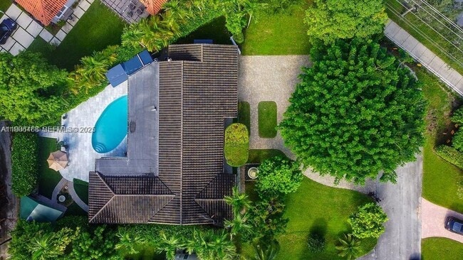 Building Photo - 1110 NE 100th St