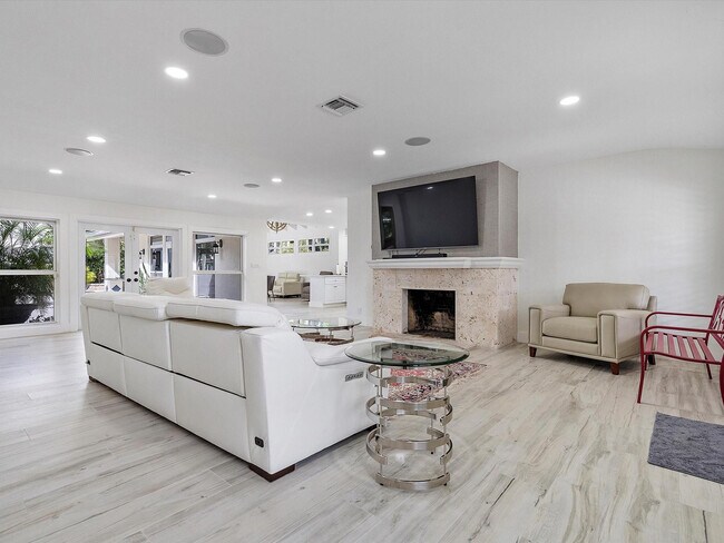 Building Photo - 411 Poinciana Dr