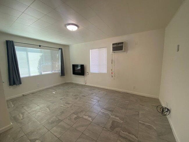 Building Photo - Livermore, 2 Bed/2 Ba., Back Unit, Large L...