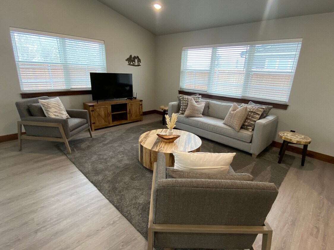 Primary Photo - 3 bed/2bath Hamilton home -Fully Furnished