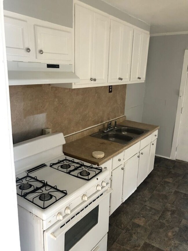 Building Photo - Remodeled 2 Bedroom