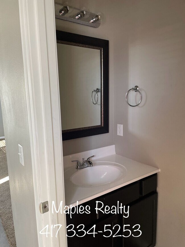 Building Photo - 4 BEDROOM, 2.5 BATH HOUSE IN BRANSON, MO