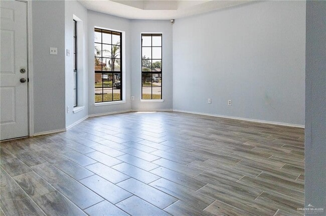 Building Photo - 2203 E Coma Ave