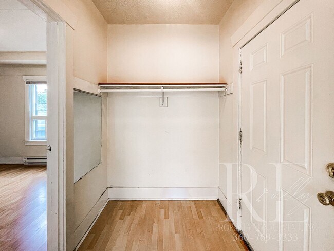 Foto del edificio - Very Large 3 Story Home Next to Community ...