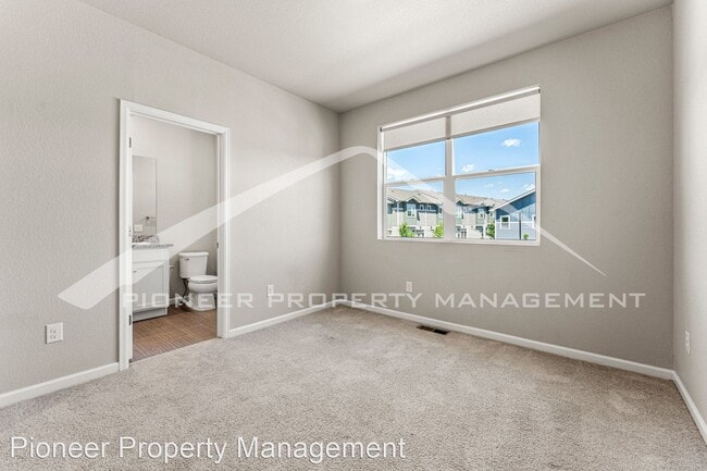 Building Photo - 2 br, 2.5 bath House - 1152 Oak St