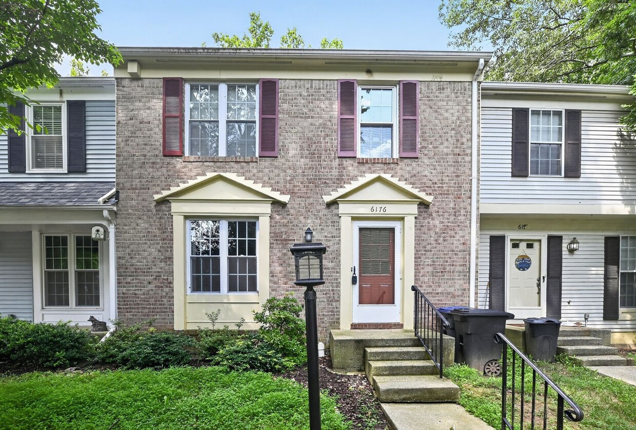 Well maintained, Bright & Spacious 3 BR/3.5 BA Townhome w/ Parking & Private patio - Pets Welcome! - Well maintained, Bright & Spacious 3 BR/3.5 BA Townhome w/ Parking & Private patio - Pets Welcome!