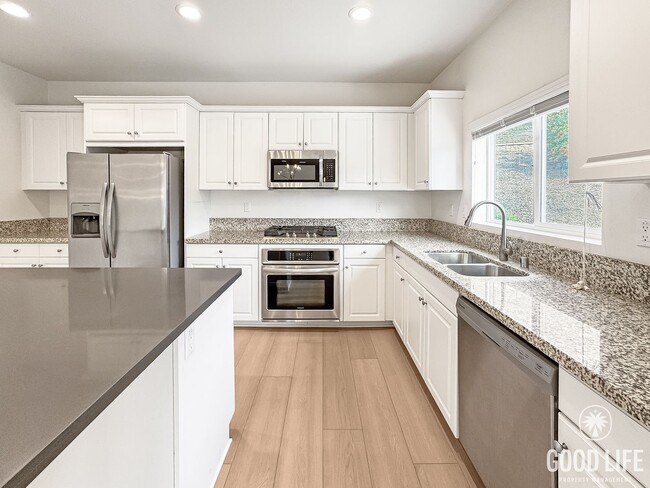 Foto del edificio - Beautiful 5Bd/3.5Ba Home in Cul-de-Sac in Riverside w/new Turf Back Yard and New Carpet!