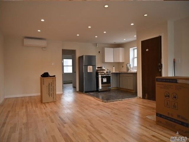 Foto del edificio - 30-21 Francis Lewis Blvd