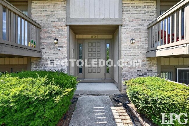 Foto del edificio - 801 Hilltop Ln