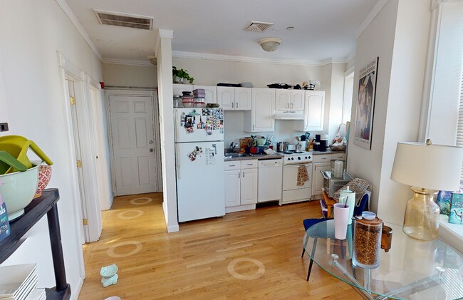 Foto del edificio - 4 Bishop Allen Dr