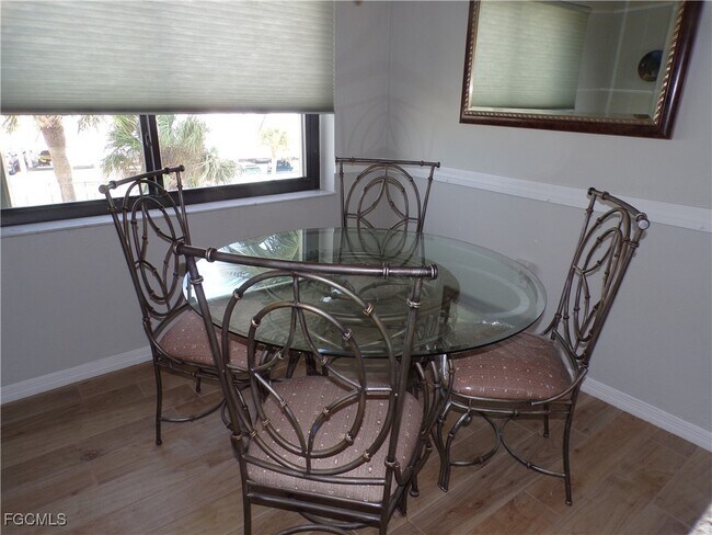 Foto del edificio - 7500 Estero Blvd