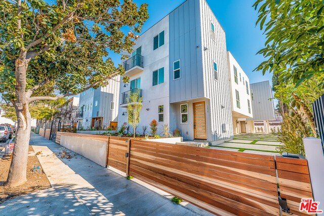 Foto principal - 1238 N Beachwood Dr
