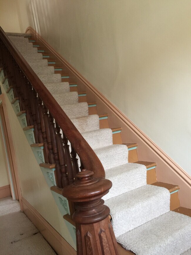 Building Photo - Victorian 3 bedrooms house 2 full baths