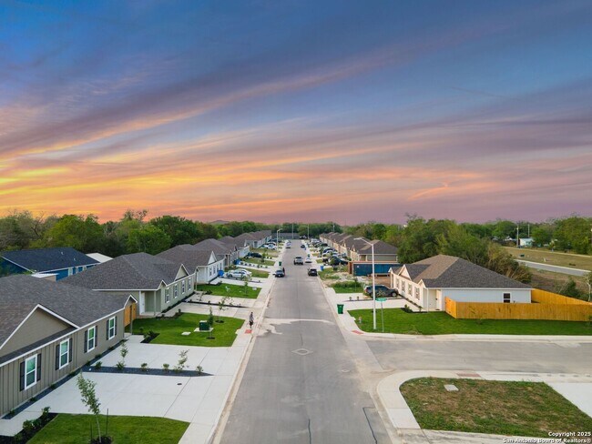 Building Photo - Stunning New Duplex Home in Seguin